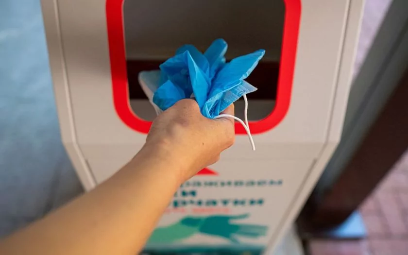 В десять регионов России поступили специальные контейнеры для утилизации медицинских масок и перчаток